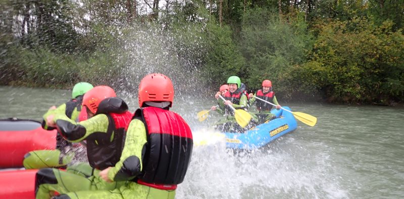 Team spritzt sich nass beim Rafting